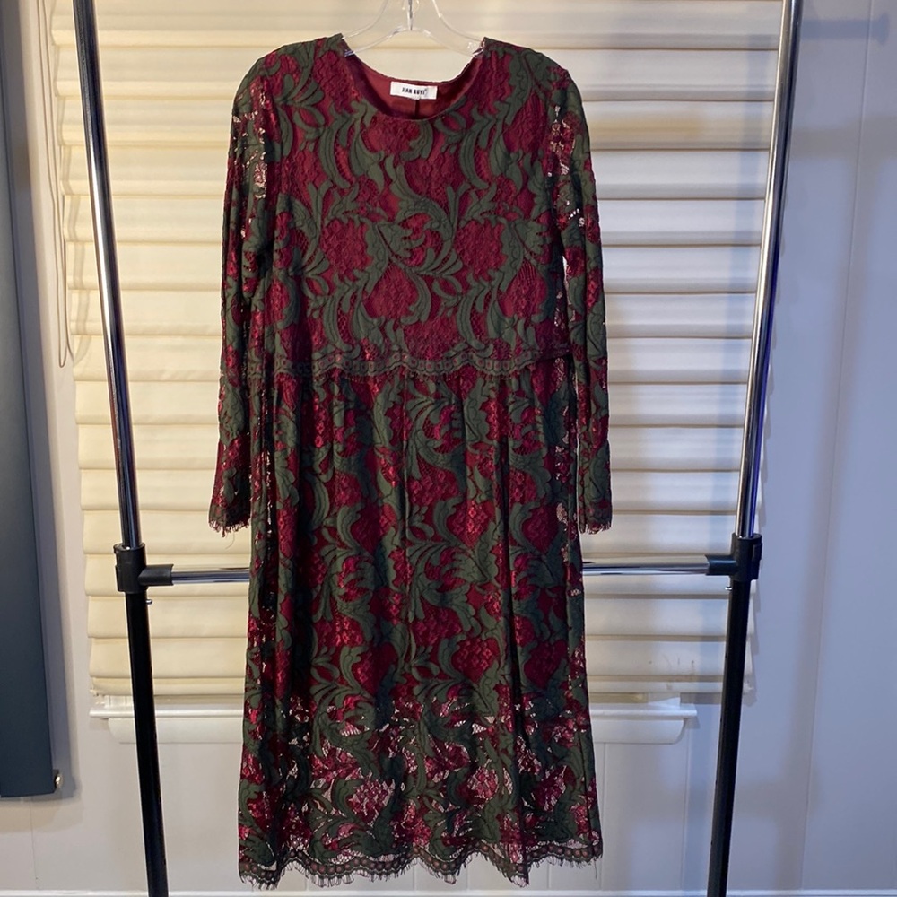 Hunter green and burgundy lace flowery with flare sleeves mid calf dress size M